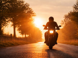 Een motorrijder in de lente of het najaar