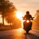 Een motorrijder in de lente of het najaar