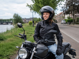 A2-motorrijder tijdens rijles op een lage motor