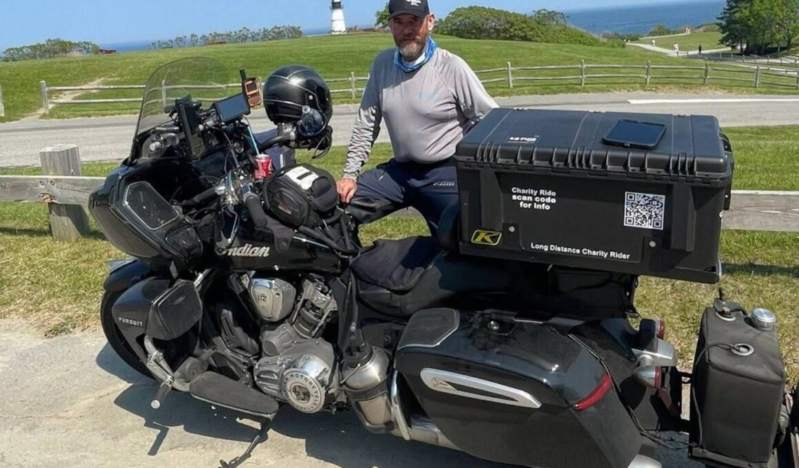 Patrick Cornell naast de Indian Pursuit waarmee hij 324.928 kilometer in twaalf maanden reed