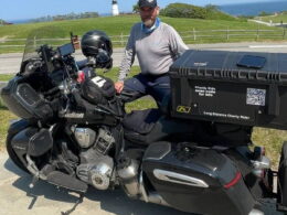 Patrick Cornell naast de Indian Pursuit waarmee hij 324.928 kilometer in twaalf maanden reed