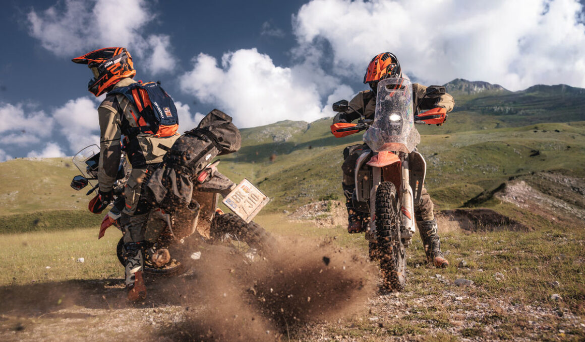 Twee KTM 690 Rally's, model 2027, op offroad terrein.