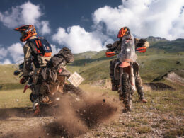 Twee KTM 690 Rally's, model 2027, op offroad terrein.