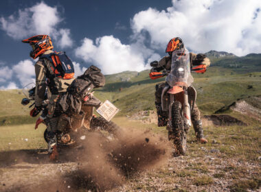 Twee KTM 690 Rally's, model 2027, op offroad terrein.