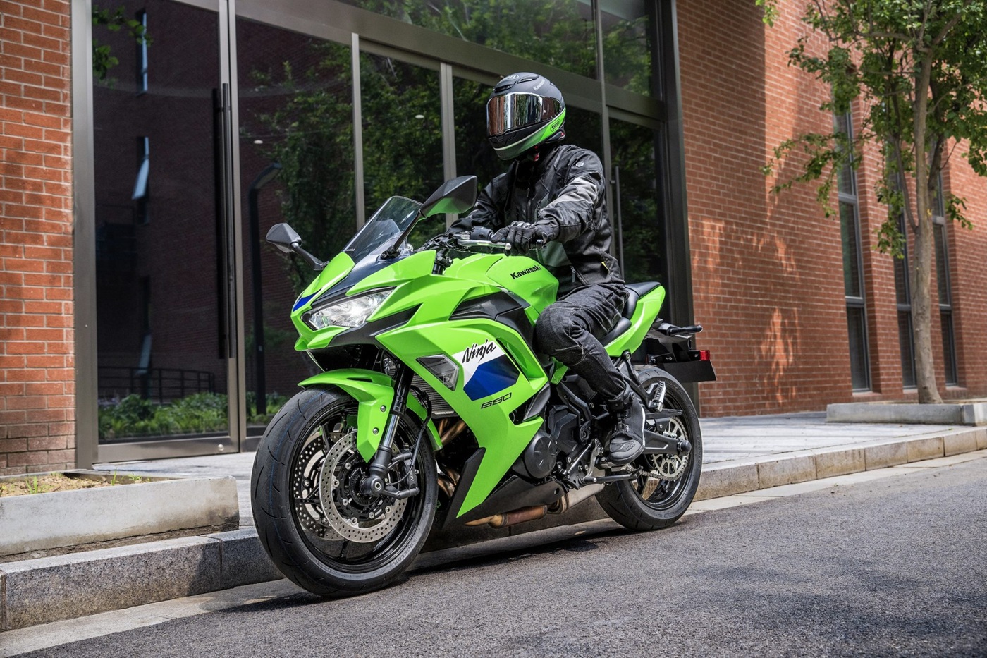 Nieuwe vork, nieuwe remmen: is de Ninja 650 nu supersport-waardig?