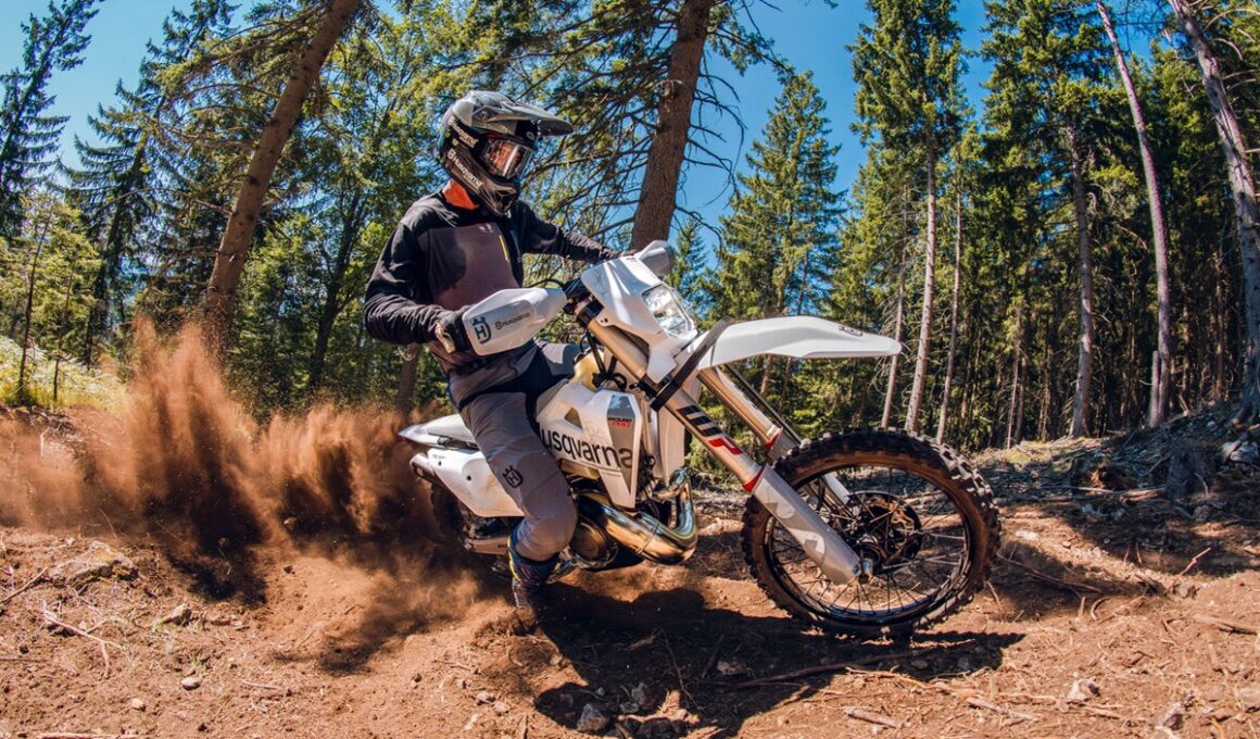 Een TE 300 Pro van Husqvarna in het zand.