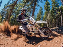 Een TE 300 Pro van Husqvarna in het zand.