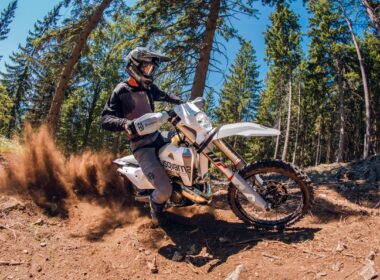 Een TE 300 Pro van Husqvarna in het zand.
