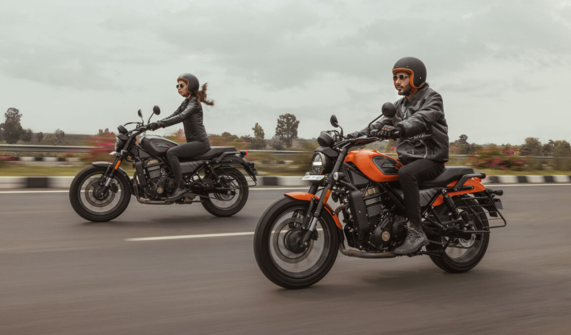 Twee Harley-Davidson X440-motoren rijdend op de weg