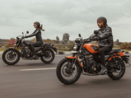 Twee Harley-Davidson X440-motoren rijdend op de weg