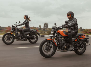 Twee Harley-Davidson X440-motoren rijdend op de weg