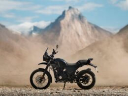 Royal Enfield Himalayan 440 in berglandschap