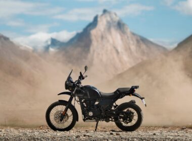 Royal Enfield Himalayan 440 in berglandschap