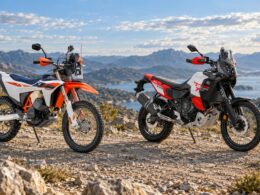 KTM 690 Rally en Yamaha Ténéré 700 World Raid naast elkaar op een bergachtig gravelpad