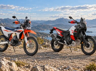 KTM 690 Rally en Yamaha Ténéré 700 World Raid naast elkaar op een bergachtig gravelpad