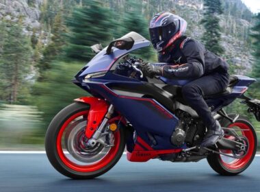 Yamaha R9 2027 in Matte Dark Blue met rode accenten