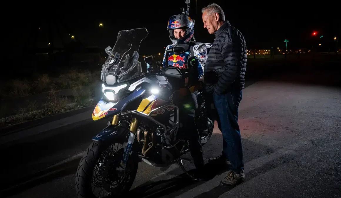 Sam Sunderland op de Triumph Tiger 1200 2027 tijdens zijn wereldrecordpoging