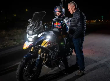 Sam Sunderland op de Triumph Tiger 1200 2027 tijdens zijn wereldrecordpoging