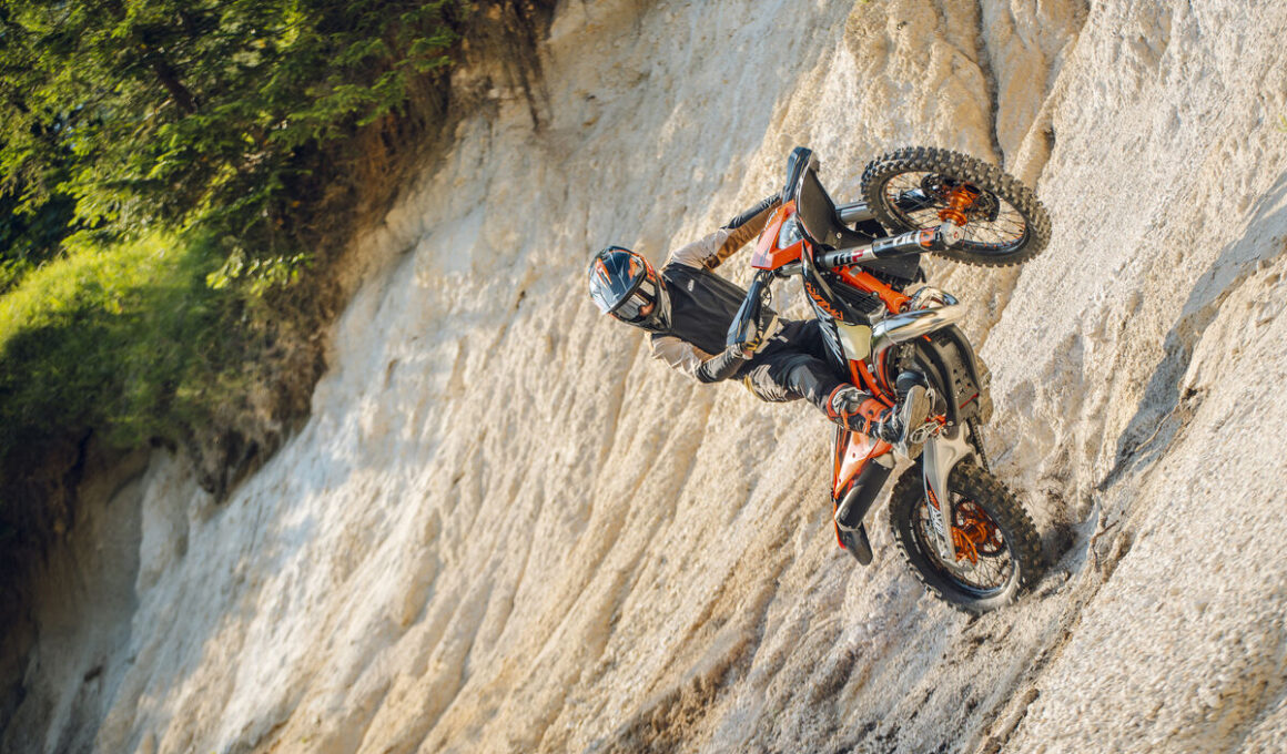 KTM 300 EXC HARDENDURO 2027 op een steile rotswand