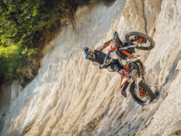 KTM 300 EXC HARDENDURO 2027 op een steile rotswand