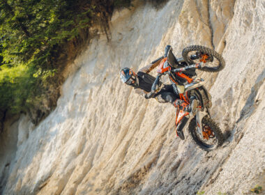 KTM 300 EXC HARDENDURO 2027 op een steile rotswand
