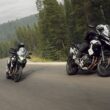 Twee Triumph Tiger 1200 2027 in de bocht