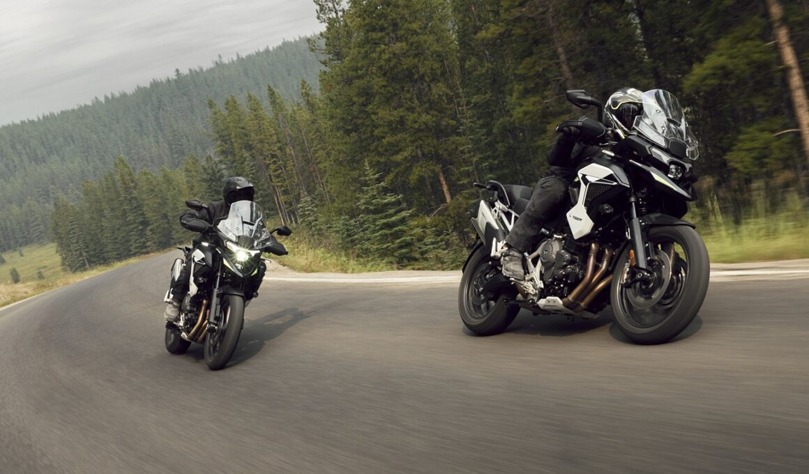 Twee Triumph Tiger 1200 2027 in de bocht
