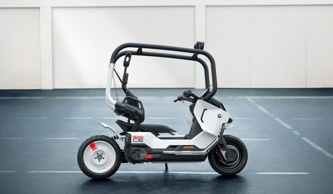 BMW Vision CE elektrische concept-scooter in zijaanzicht, met veiligheidskooi en geïntegreerde gordel