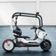 BMW Vision CE elektrische concept-scooter in zijaanzicht, met veiligheidskooi en geïntegreerde gordel