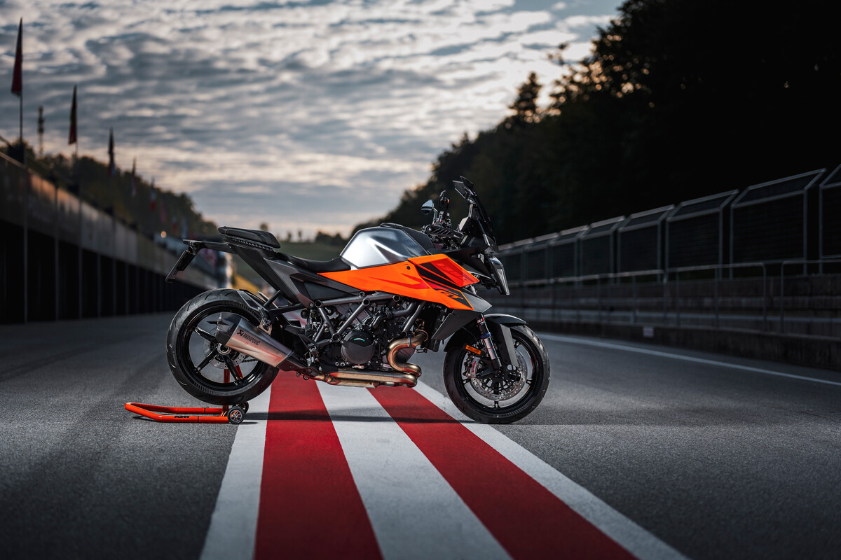 KTM 1390 Super Duke GT gefotografeerd in zijaanzicht op racecircuit, officiële persfoto 2024