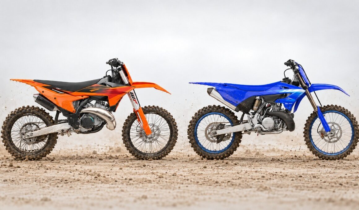 Yamaha YZ250 en KTM 250 SX 2027 naast elkaar in het zand