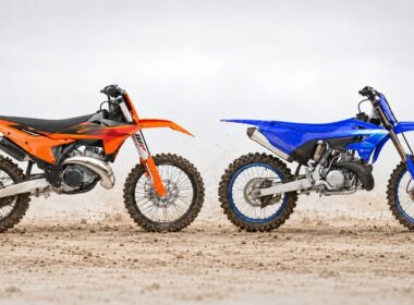 Yamaha YZ250 en KTM 250 SX 2027 naast elkaar in het zand
