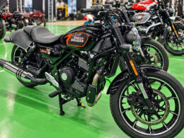 Harley-Davidson Sprint 440 in zwart met oranje accenten, op basis van een met AI opgewaardeerde spionagefoto.