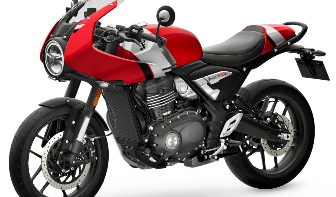 Rood-zilveren Triumph Thruxton 400 in bestaande uitvoering, officiële persfoto (niet de testmotor)