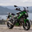 Versys 900 van Kawasaki met concurrenten op achtergrond