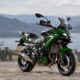 Versys 900 van Kawasaki met concurrenten op achtergrond